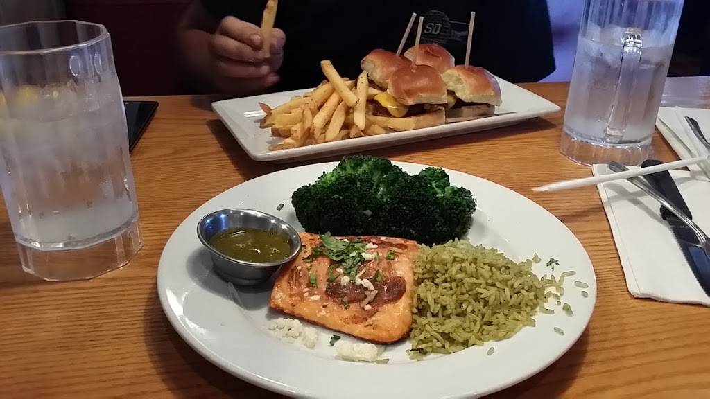 Chilis Grill & Bar | restaurant | 2021 SW Wanamaker Rd, Topeka, KS 66604, USA | 7852719777 OR +1 785-271-9777