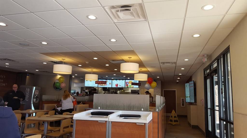Wendys | restaurant | 8 Highland Ave, Seekonk, MA 02771, USA | 5083364019 OR +1 508-336-4019