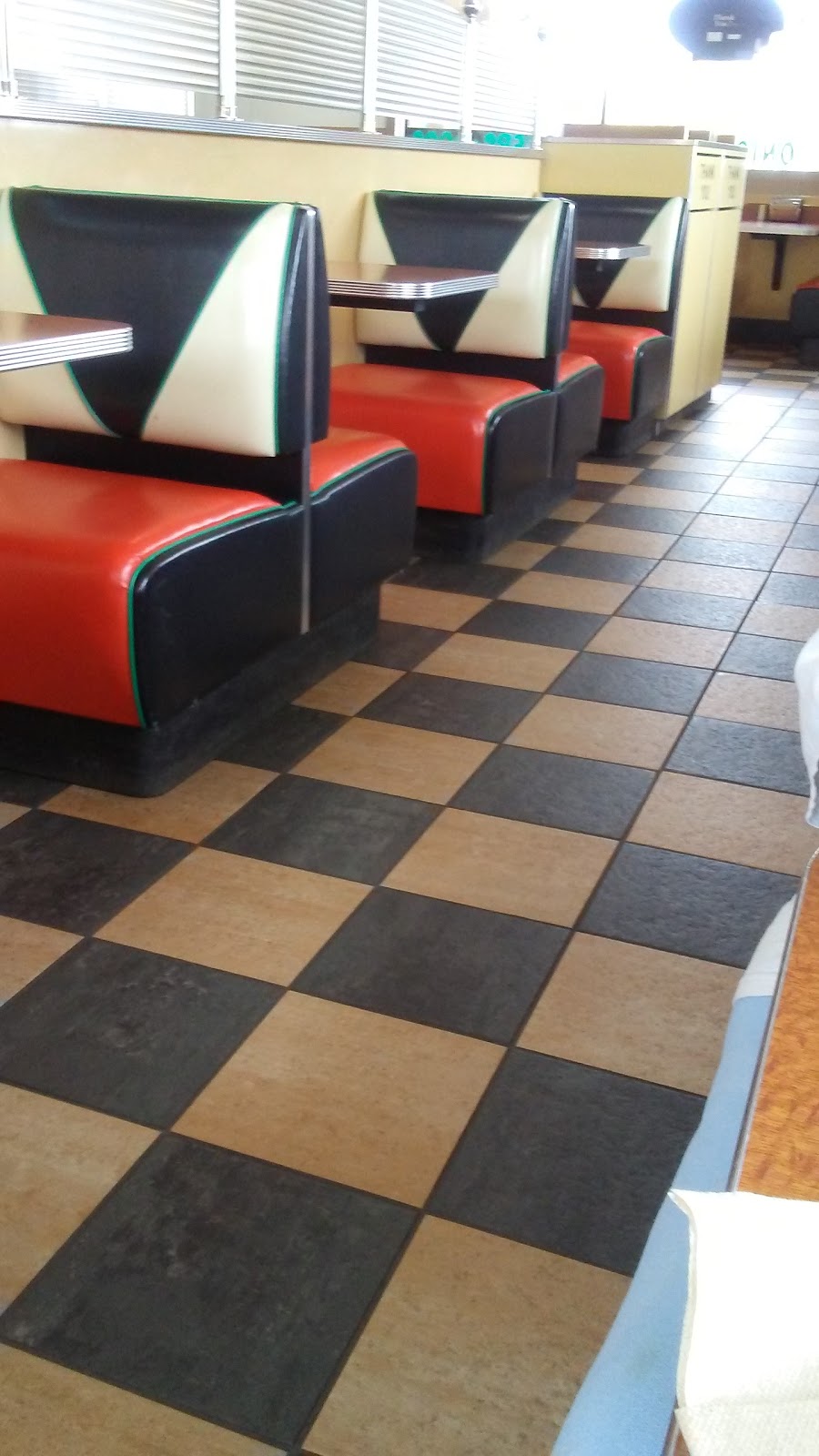 A&W Restaurant | restaurant | 1421 East St, Iola, KS 66749, USA | 6203653011 OR +1 620-365-3011