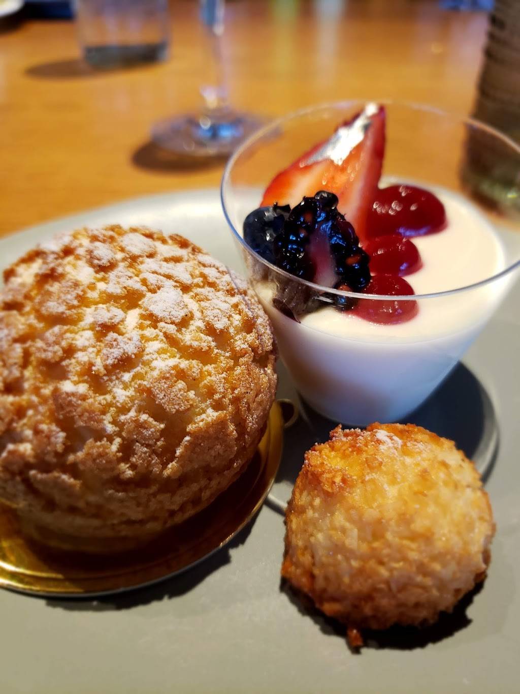 Lightkeepers | restaurant | 455 Grand Bay Dr, Key Biscayne, FL 33149, USA | 3053654156 OR +1 305-365-4156