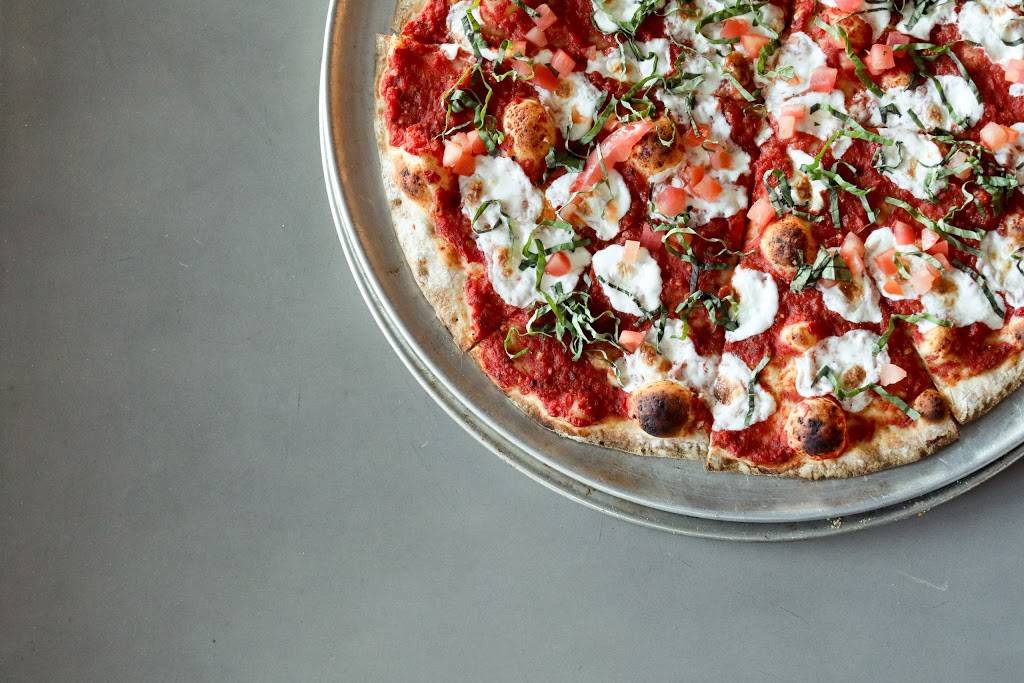 Dinos | restaurant | 2901 S 84th St #16, Lincoln, NE 68506, USA | 4023270200 OR +1 402-327-0200