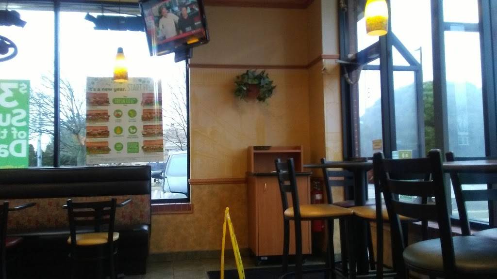 Subway Restaurants | restaurant | 8 W Dundee Rd, Wheeling, IL 60090, USA | 8472150666 OR +1 847-215-0666