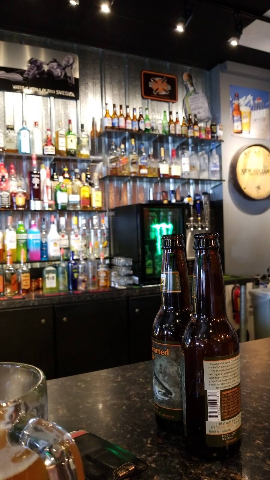 Mug Shots Burgers and Brews | restaurant | 4633 Lake Michigan Dr, Allendale, MI 49401, USA | 6168952337 OR +1 616-895-2337