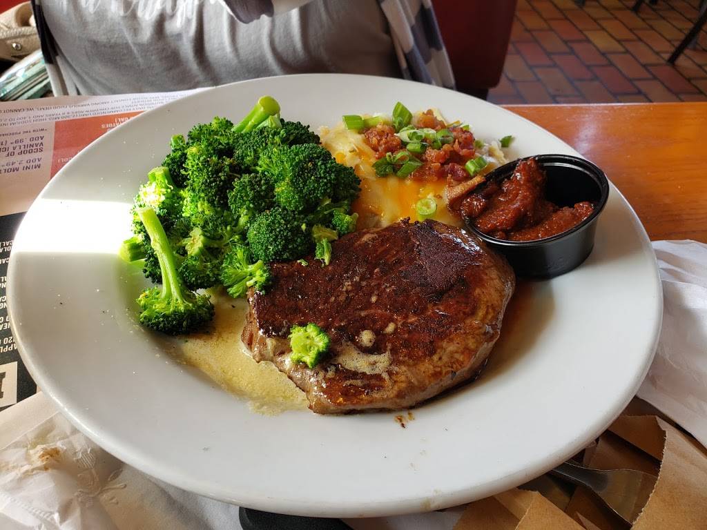 Chilis Grill & Bar | restaurant | 8450 W Cross Dr, Littleton, CO 80123, USA | 3039735863 OR +1 303-973-5863