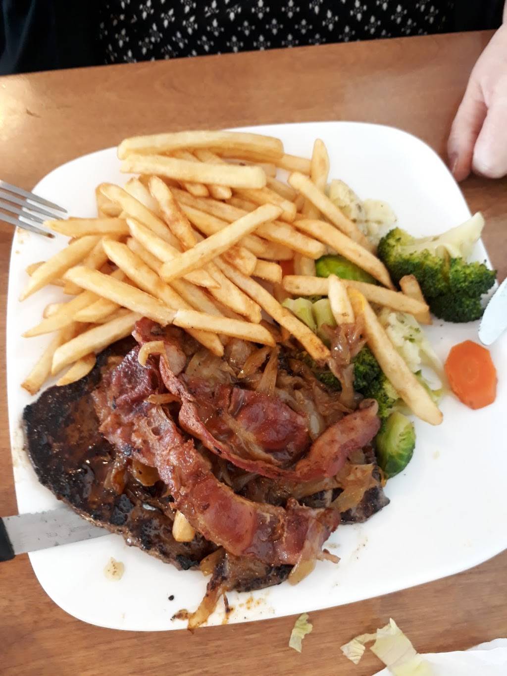 The Olive Restaurant | restaurant | 100 The East Mall Unit #4, Etobicoke, ON M8Z 5X2, Canada | 4162557714 OR +1 416-255-7714