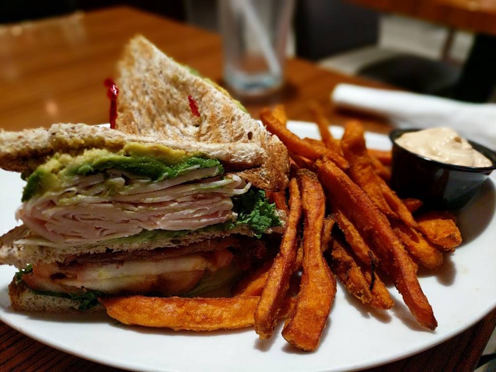 The Pickle Barrel | restaurant | 1 Yorkdale Rd, North York, ON M6A 2T9, Canada | 4167858881 OR +1 416-785-8881