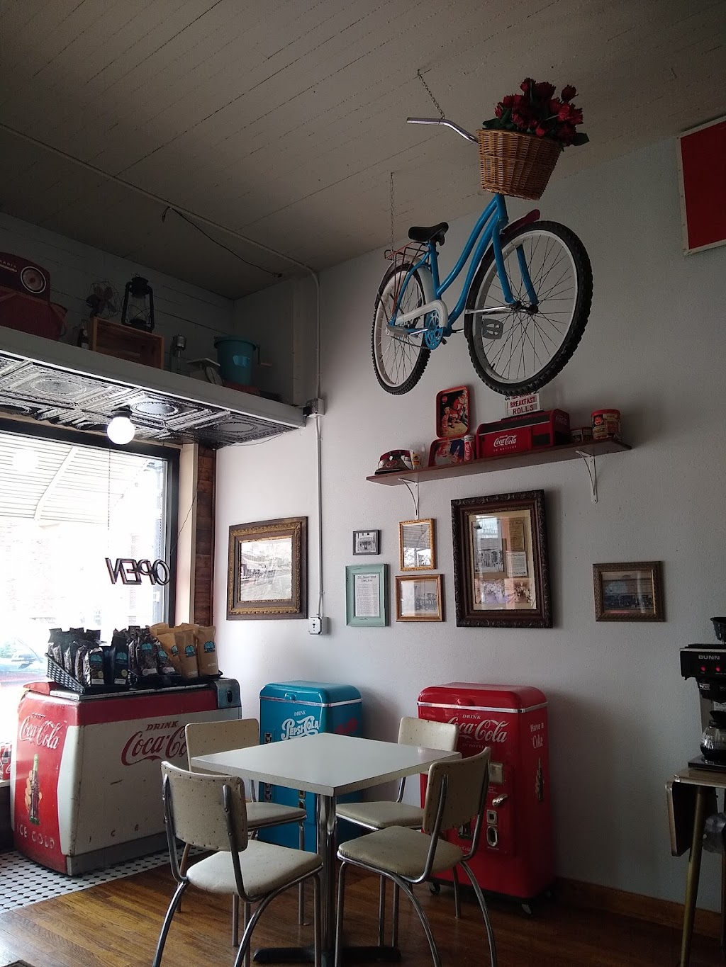 Chillo Ice Cream & Eats | restaurant | 542 2nd St, Traer, IA 50675, USA | 3194780014 OR +1 319-478-0014