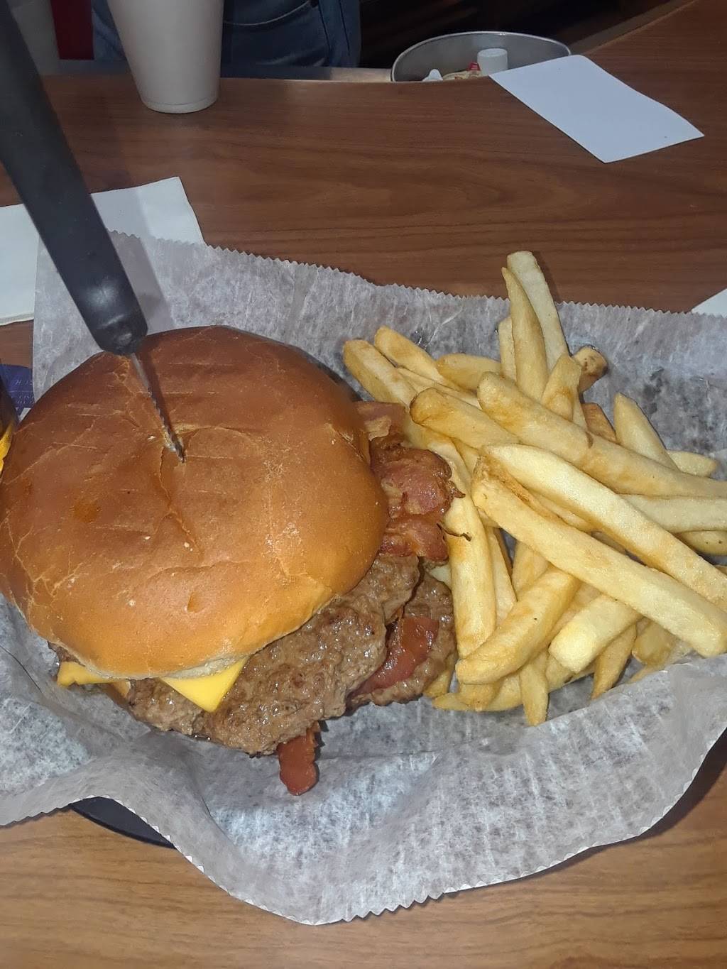 Smokehouse | restaurant | 1549 W Washington St, Charleston, WV 25387, USA | 3043452966 OR +1 304-345-2966