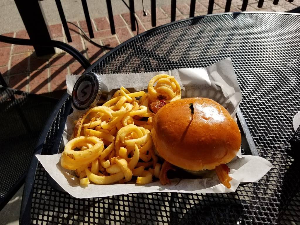 Rudders Public House | restaurant | 70 Wallingford Square, Kittery, ME 03904, USA | 2077032324 OR +1 207-703-2324