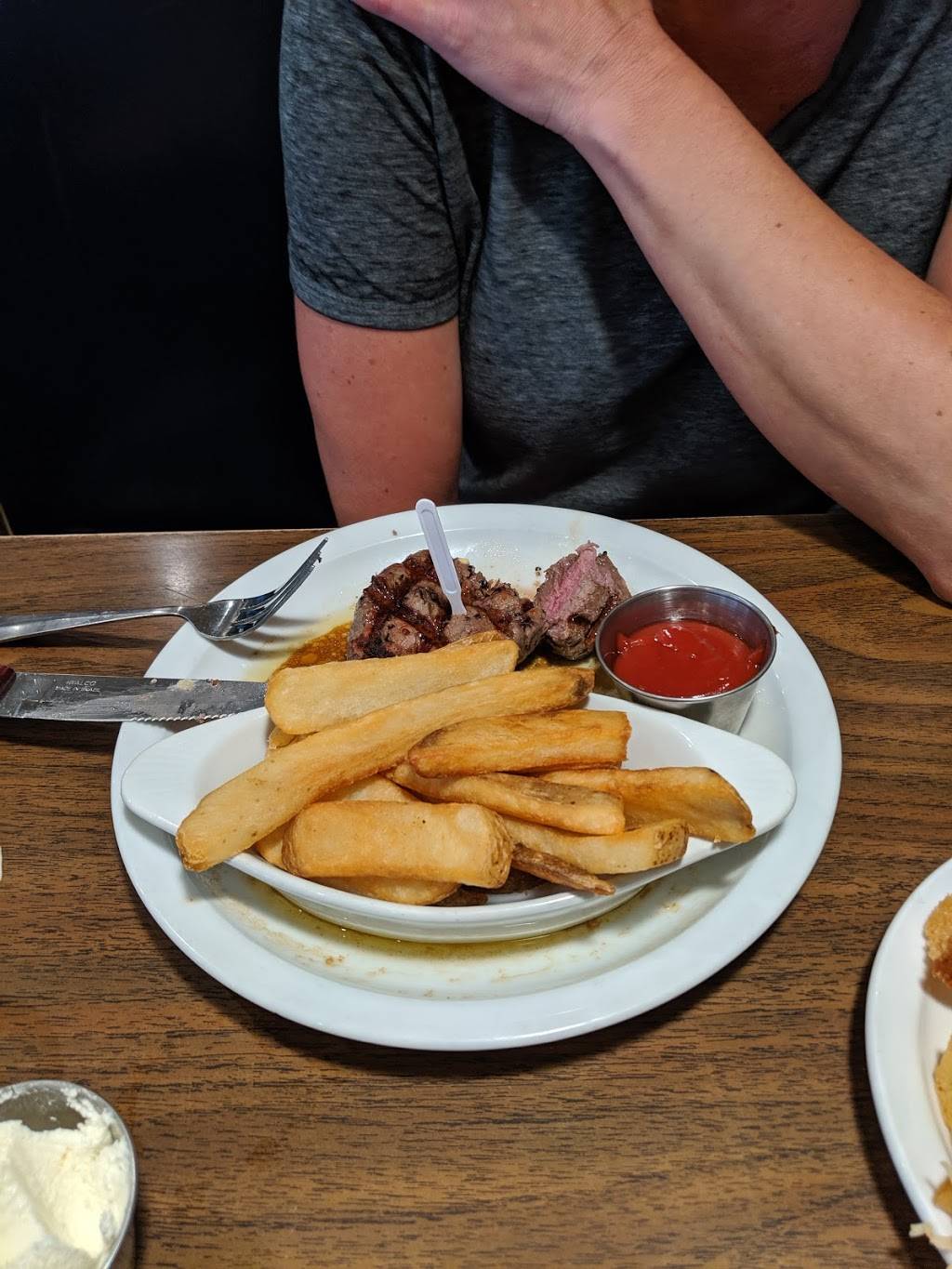 Luckys Steakhouse | restaurant | 17500 Silver Pkwy, Fenton, MI 48430, USA | 8107501400 OR +1 810-750-1400