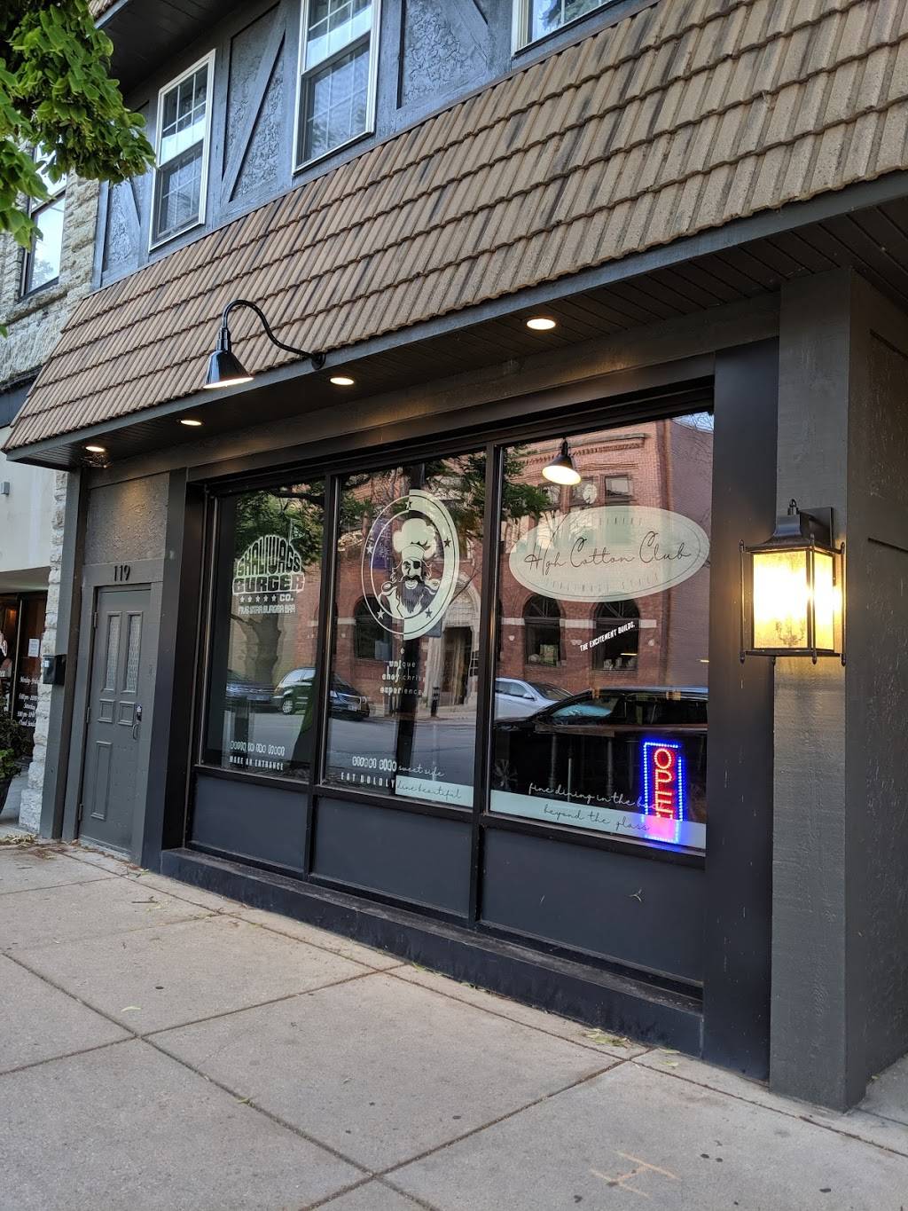 Skaliwags Burger Company | restaurant | 121 N Adams St, Green Bay, WI 54301, USA | 9204550075 OR +1 920-455-0075