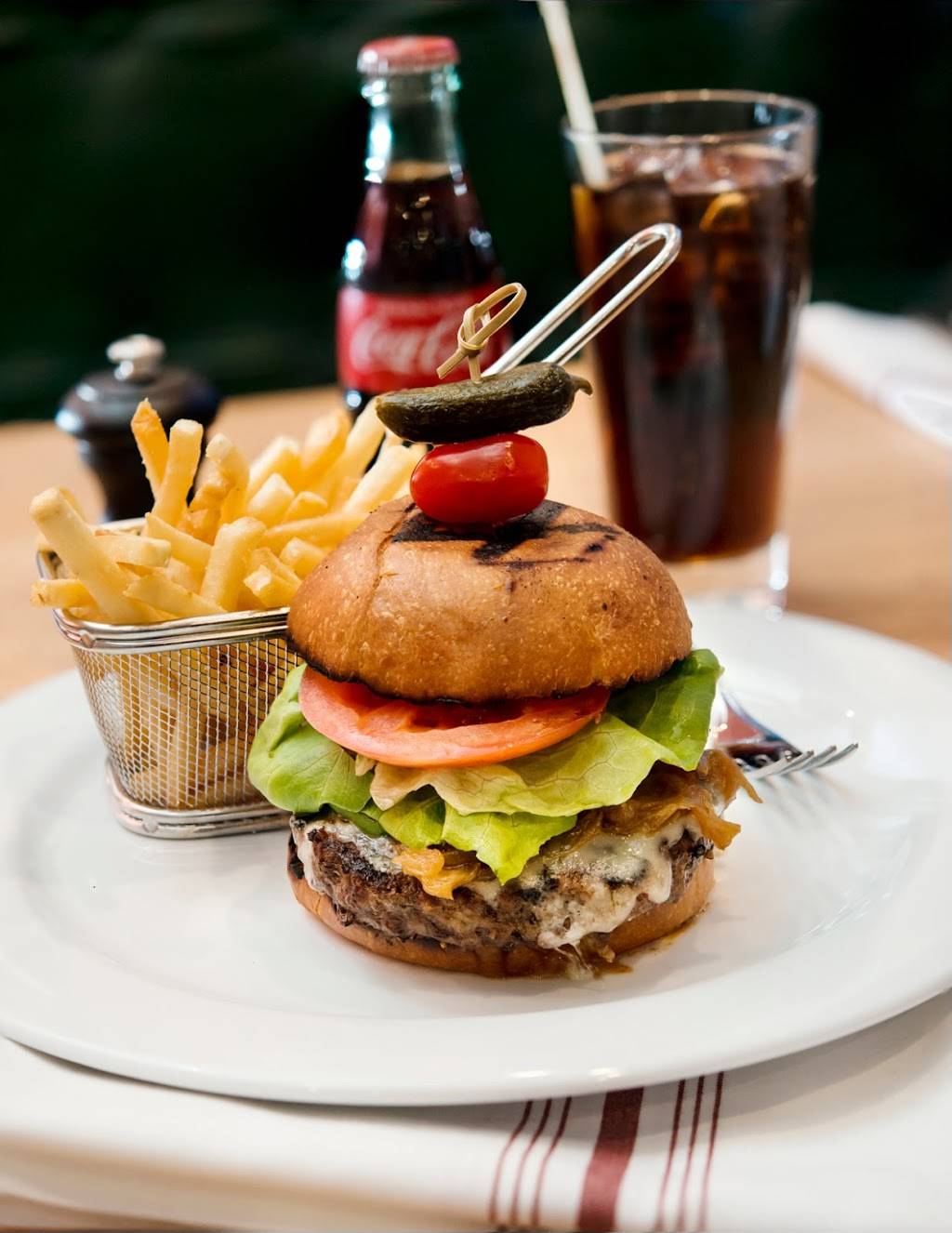 Brasserie Bonjour | restaurant | 2 Hilliard Ave, Edgewater, NJ 07020, USA | 2019698444 OR +1 201-969-8444