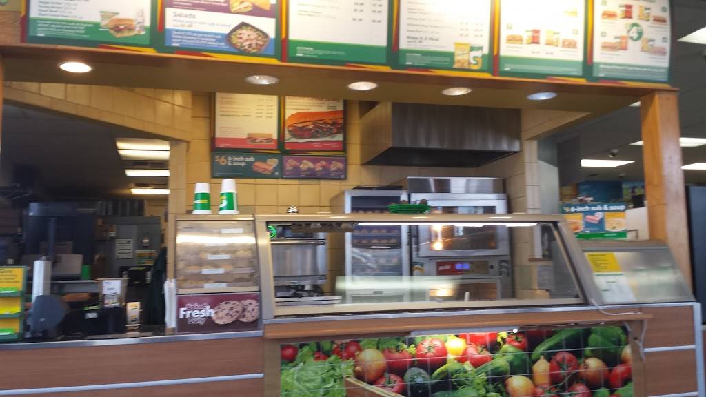 Subway | restaurant | 1999 Taft Hwy, Bakersfield, CA 93313, USA | 6618270472 OR +1 661-827-0472