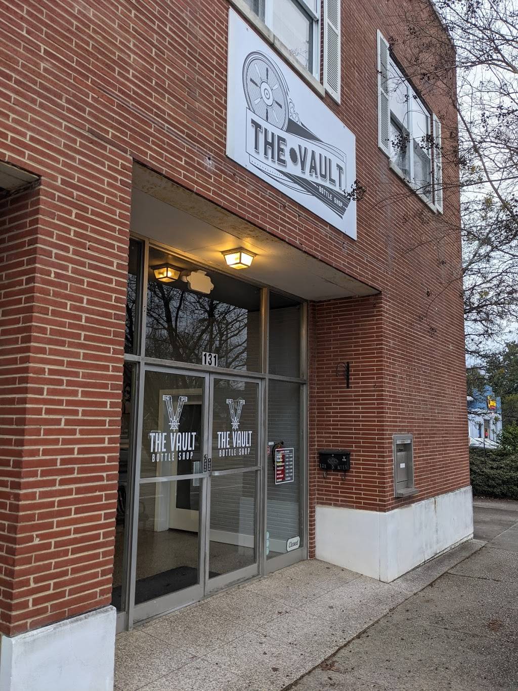 The Vault Bottle Shop | restaurant | 131 N Main St, Clover, SC 29710, USA | 8036100157 OR +1 803-610-0157