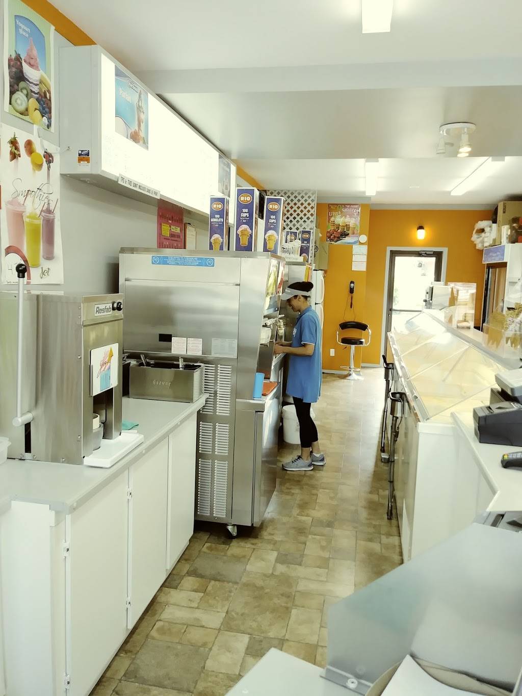 Milk Bar LHirondelle | restaurant | 102 Rue Saint-Laurent, Saint-Eustache, QC J7P 5A4, Canada | 4509832454 OR +1 450-983-2454