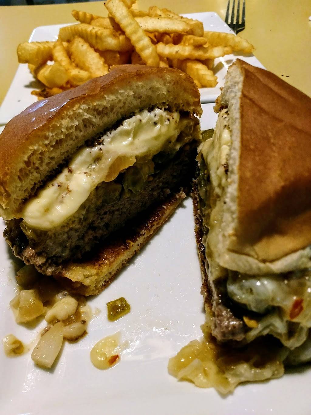 Sollys Grille | restaurant | 4629 N Port Washington Rd, Milwaukee, WI 53212, USA | 4143328808 OR +1 414-332-8808