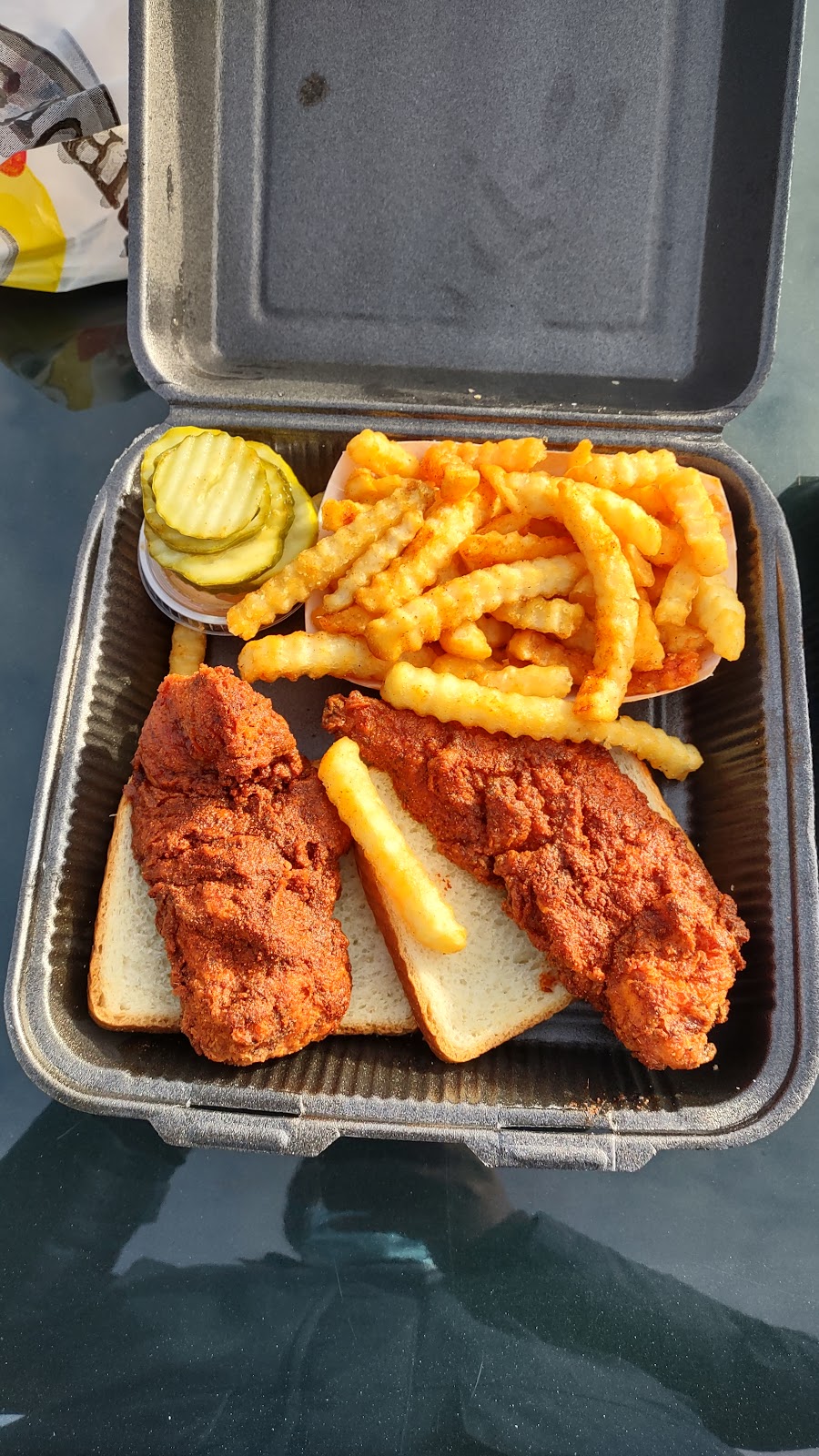 Daves Hot Chicken | restaurant | N92W16125 Falls Pkwy, Menomonee Falls, WI 53051, USA | 2629532540 OR +1 262-953-2540