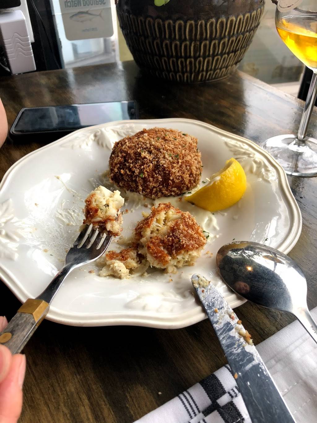 Off The Hook Fishbar | restaurant | 749 Broadview Ave, Toronto, ON M4K 2P6, Canada | 4164654356 OR +1 416-465-4356