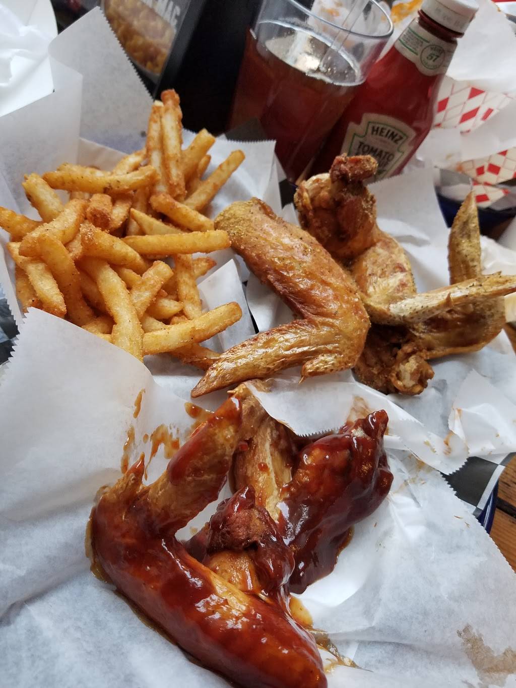 Wing Bucket | restaurant | 1200 Main St #100, Dallas, TX 75202, USA | 2147609491 OR +1 214-760-9491