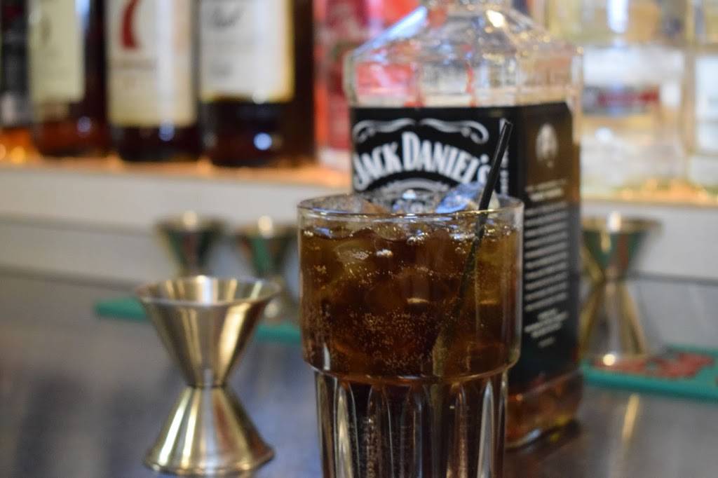 Spaulding Club | restaurant | 405 E 4th St, Alton, IL 62002, USA | 6184656913 OR +1 618-465-6913