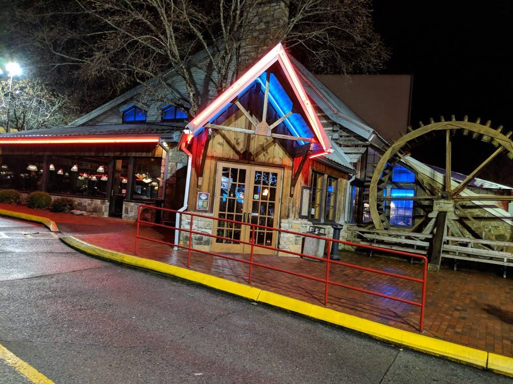 Bennetts Pit Bar-B-Que | restaurant | 714 River Rd, Gatlinburg, TN 37738, USA | 8654362400 OR +1 865-436-2400