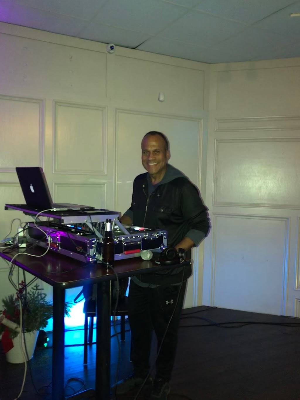 Illusions Bar & Grill | restaurant | 3661 W 86th St, Indianapolis, IN 46268, USA | 3172208972 OR +1 317-220-8972