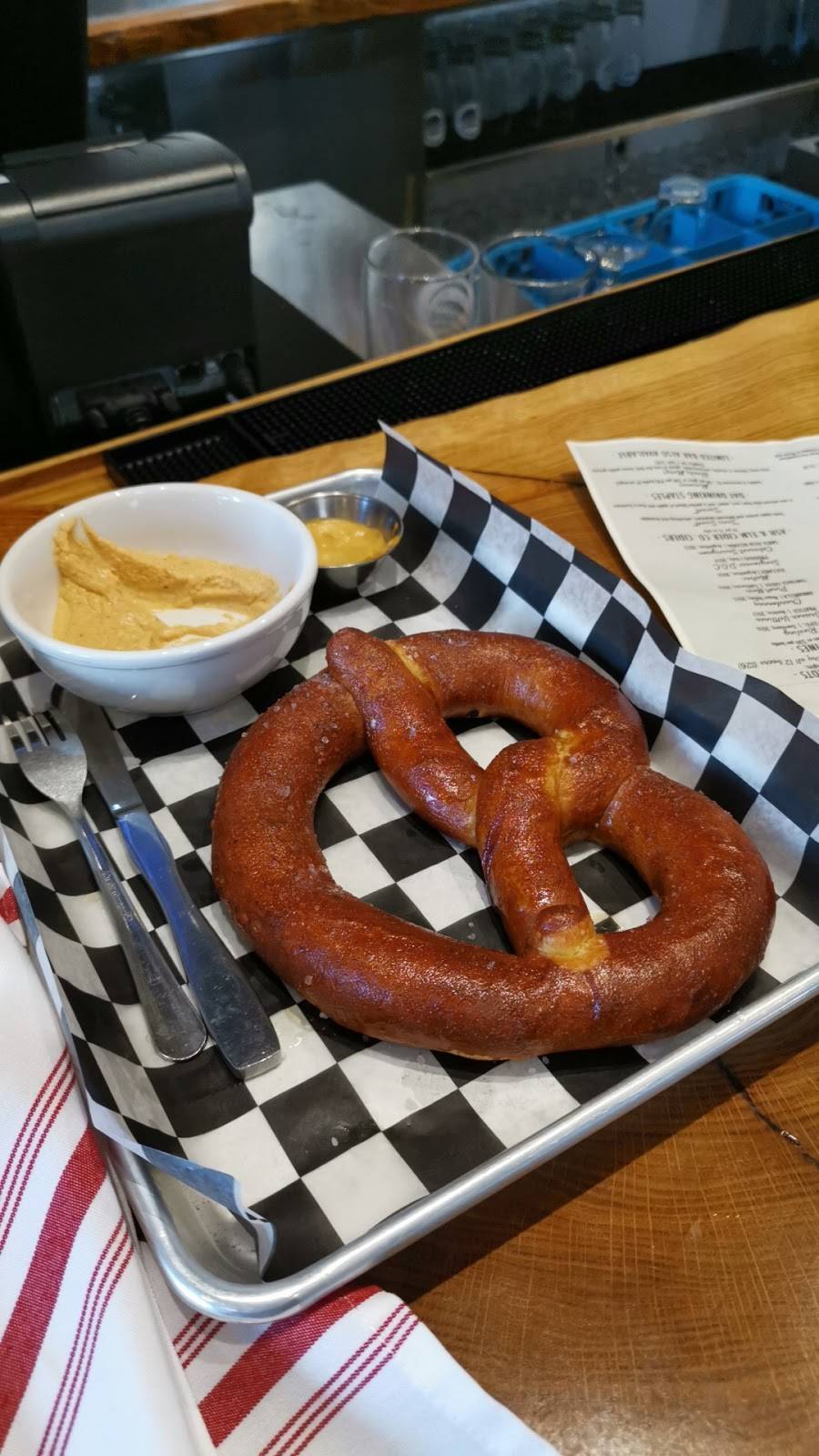 Moontown Brewing Company | restaurant | 345 S Bowers St, Whitestown, IN 46075, USA | 3177693880 OR +1 317-769-3880