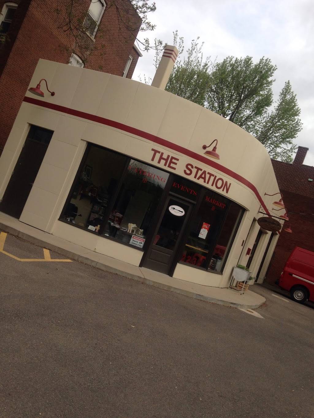 The Station | restaurant | 2232 Thurman Ave, St. Louis, MO 63110, USA | 3147355527 OR +1 314-735-5527