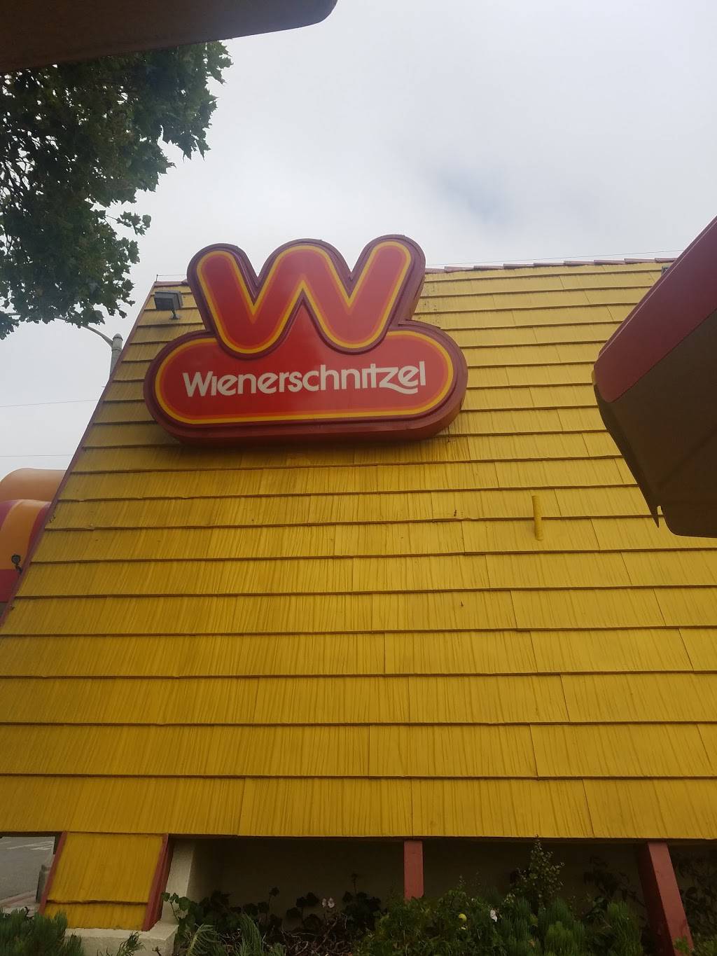 Wienerschnitzel | restaurant | 3010 Pico Blvd, Santa Monica, CA 90405, USA | 3104507671 OR +1 310-450-7671