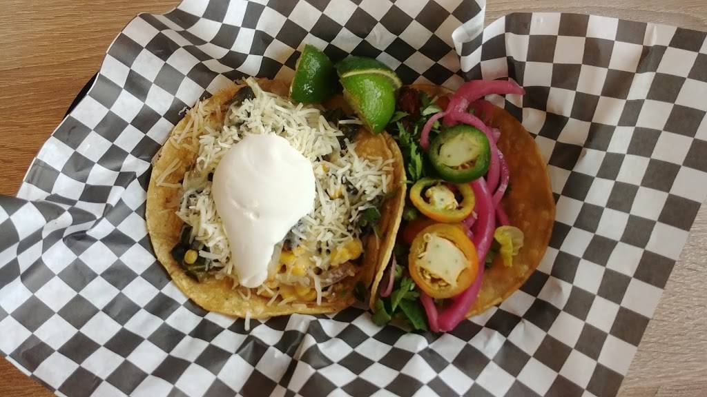 Guac N Tacos | restaurant | 116 S York St, Elmhurst, IL 60126, USA | 3312252498 OR +1 331-225-2498