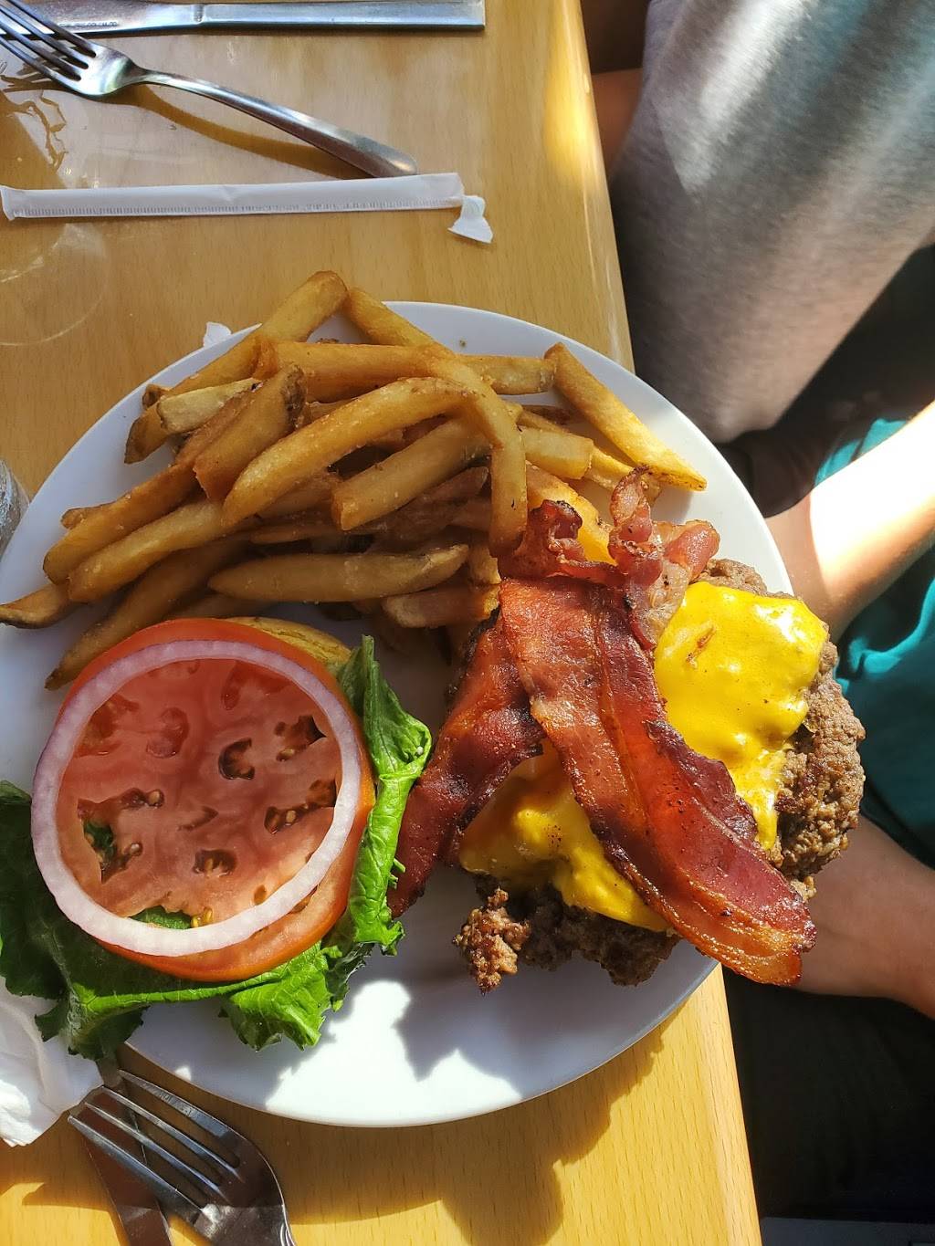 Village Bar & Grille | restaurant | 3 Skidway Village Walk, Savannah, GA 31411, USA | 9125985106 OR +1 912-598-5106