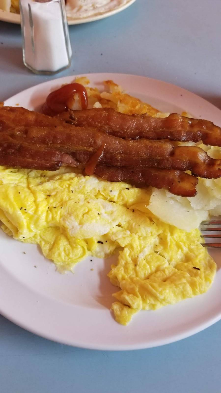 Brendas On the Causeway | restaurant | 314 Causeway Blvd, Dunedin, FL 34698, USA | 7277341405 OR +1 727-734-1405