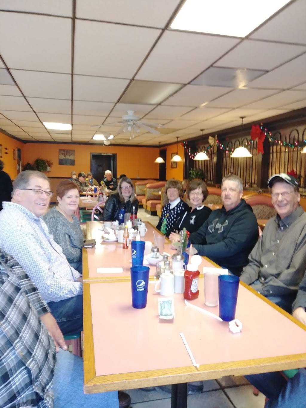 Lupitas Family Restaurant | restaurant | 200 W 5th St, Tilton, IL 61833, USA | 2176552233 OR +1 217-655-2233