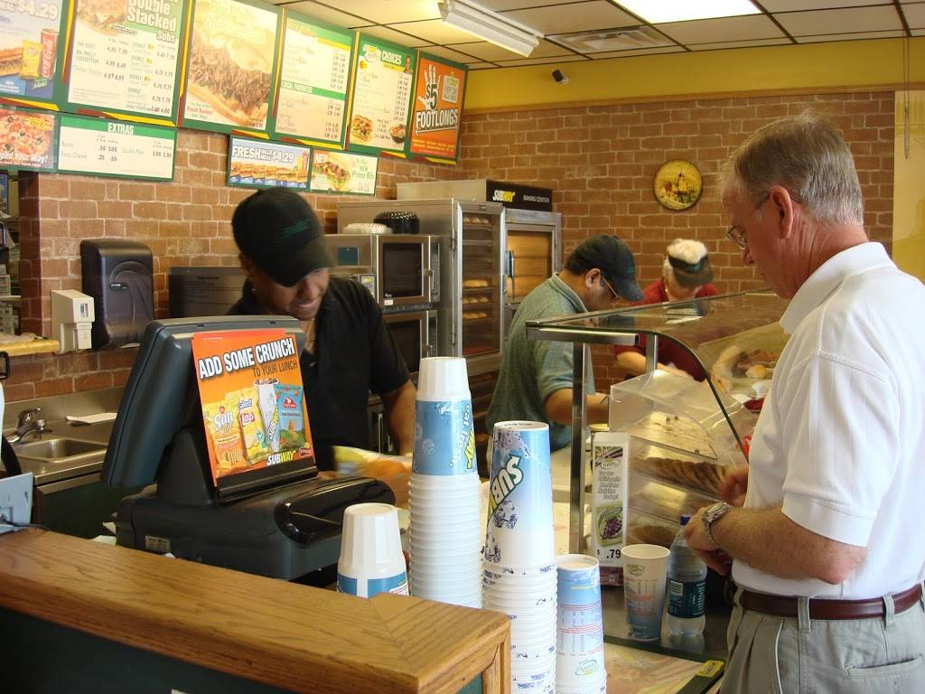 Subway Restaurants | restaurant | 1720 N Locust Ave, Lawrenceburg, TN 38464, USA | 9317662060 OR +1 931-766-2060