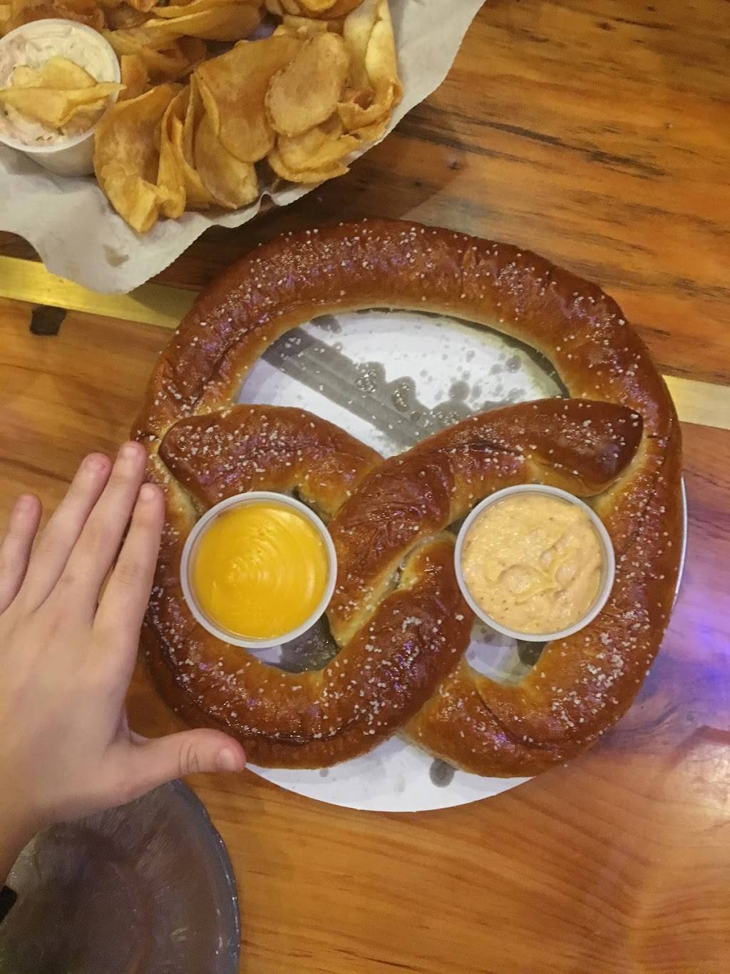 River Walk Pub | restaurant | 911 River Rd, Wisconsin Dells, WI 53965, USA | 6082548215 OR +1 608-254-8215