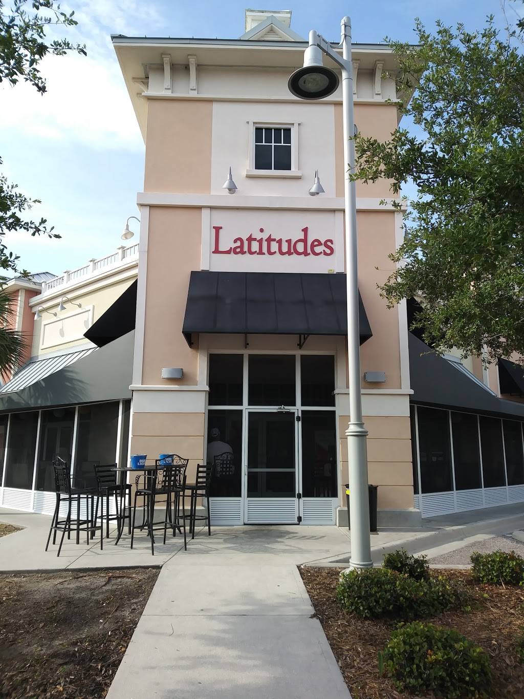Latitudes Apollo | restaurant | 131 Harbor Village Lane, Apollo Beach, FL 33572, USA | 8136459700 OR +1 813-645-9700