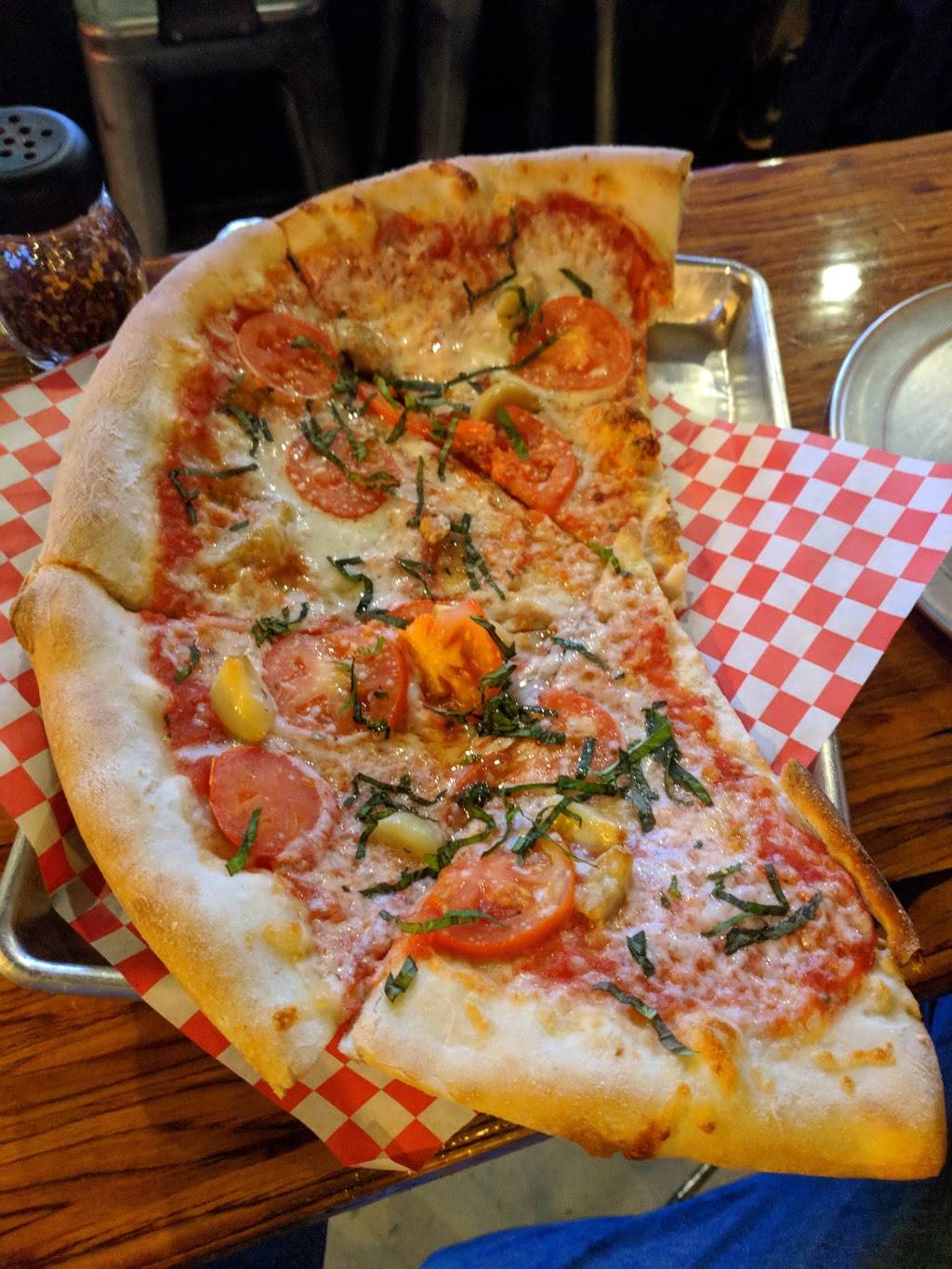 Toss Pizzeria & Pub | restaurant | 2901 S 1st St #102, Austin, TX 78704, USA | 5129531718 OR +1 512-953-1718