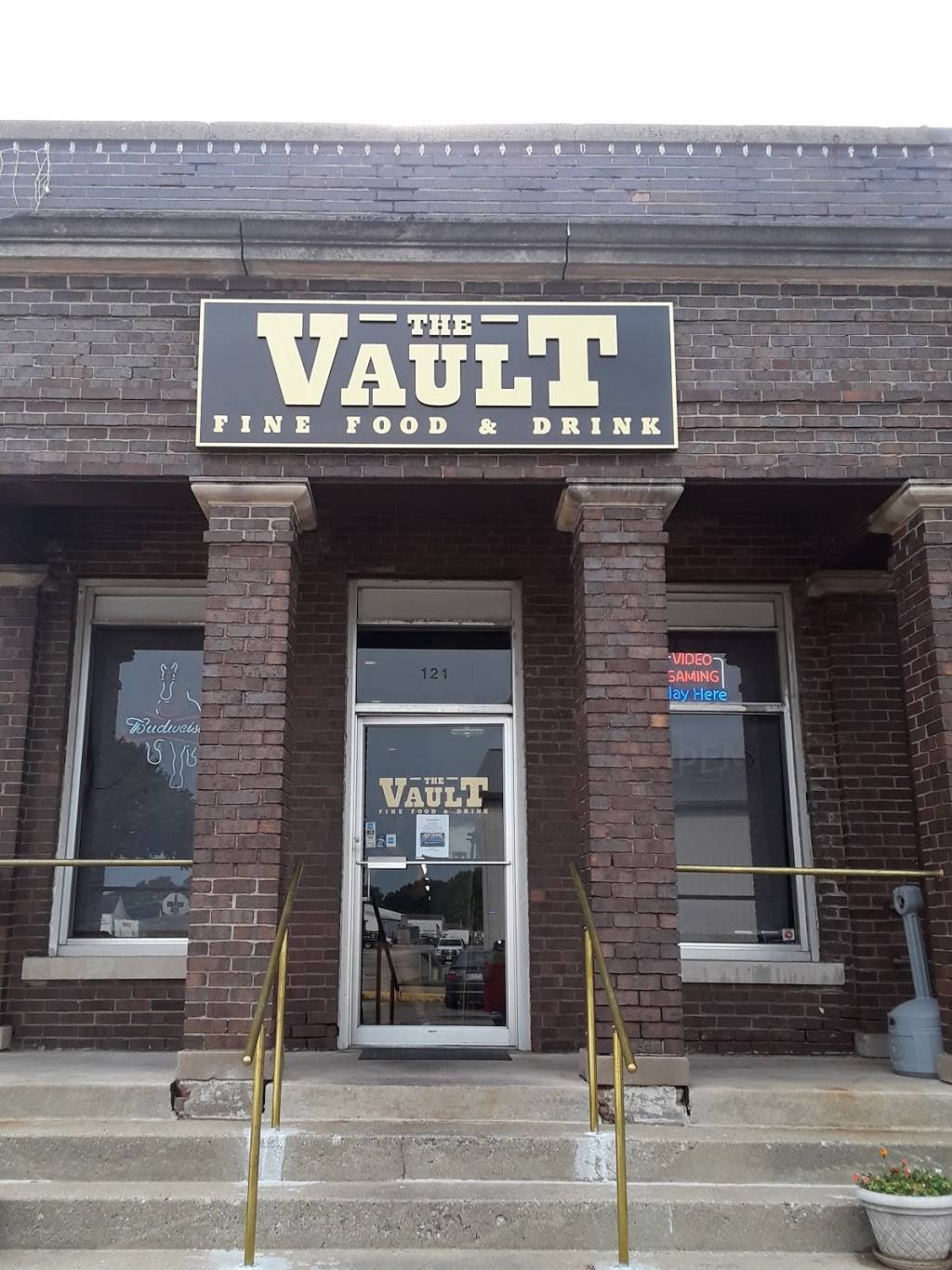 The Vault Fine Food & Drinks | restaurant | 121 East Ave, Ogden, IL 61859, USA | 2175824000 OR +1 217-582-4000