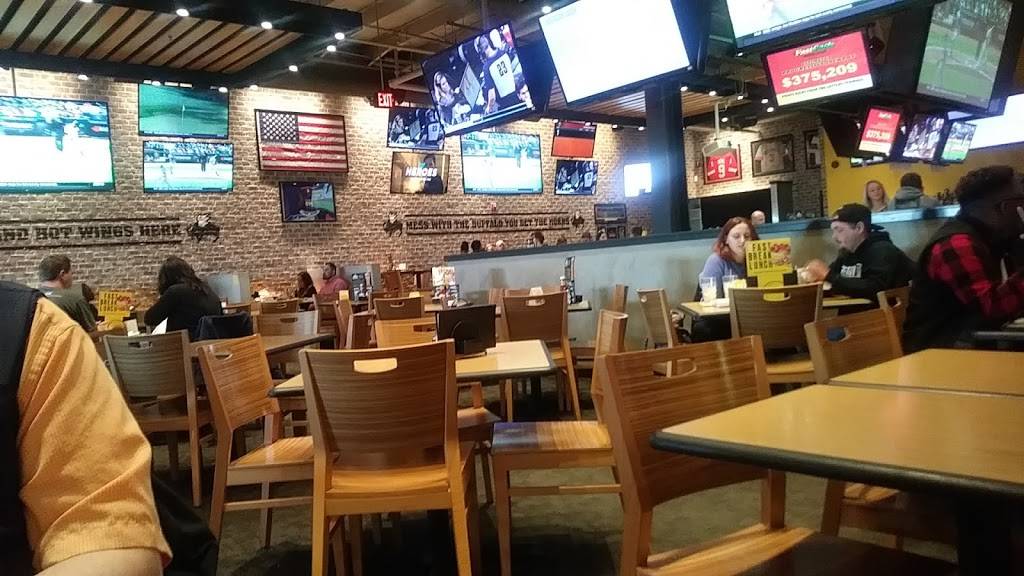 Buffalo Wild Wings | meal takeaway | 44833 Mound Rd, Sterling Heights, MI 48314, USA | 5869972999 OR +1 586-997-2999