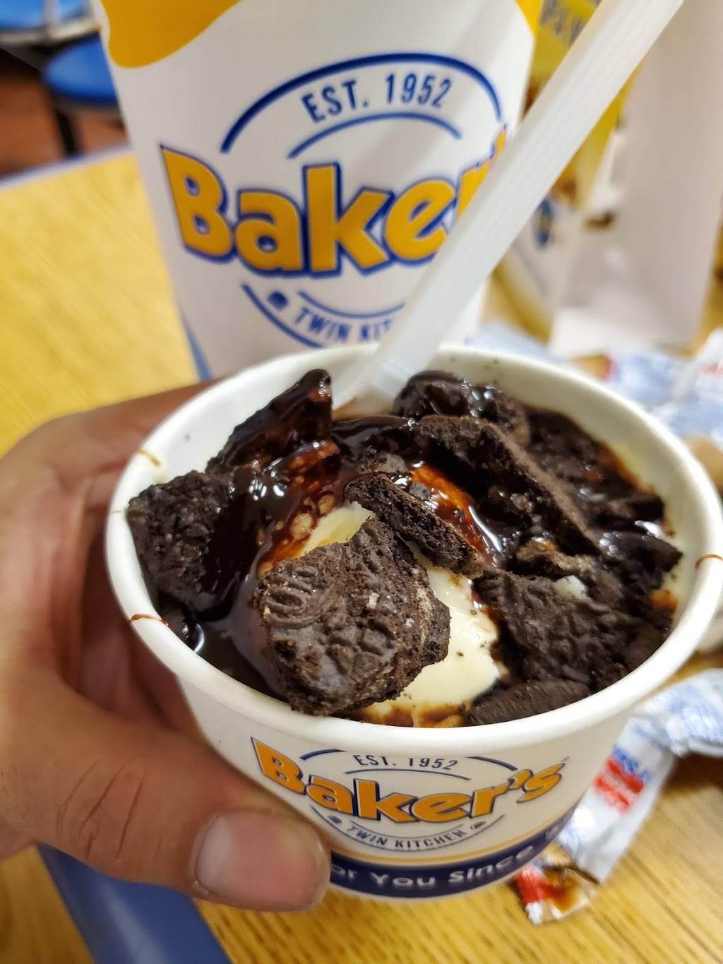 Bakers Drive-Thru | restaurant | 13110 Magnolia Ave, Corona, CA 92879, USA | 9518845233 OR +1 951-884-5233