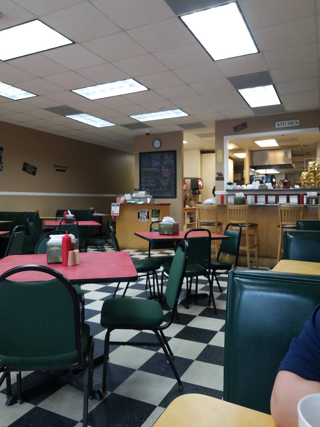 Big Johns Treat Shoppe | restaurant | 120 Williams Way SW, Calhoun, GA 30701, USA | 7066296255 OR +1 706-629-6255