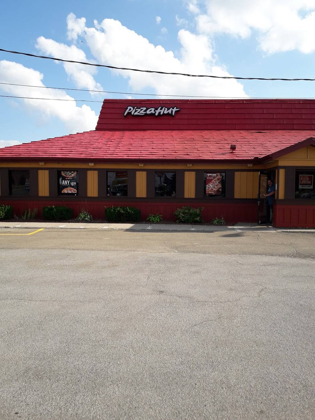 Pizza Hut | meal takeaway | 12175 NY-16, Yorkshire, NY 14173, USA | 7164921600 OR +1 716-492-1600