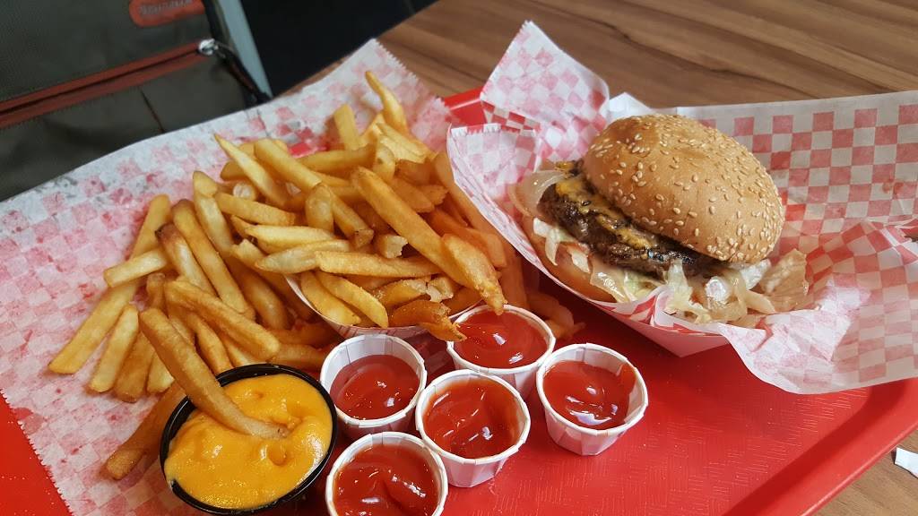 Michaels Chicago-Style Red Hots | meal takeaway | 1879 2nd St, Highland Park, IL 60035, USA | 8474323338 OR +1 847-432-3338