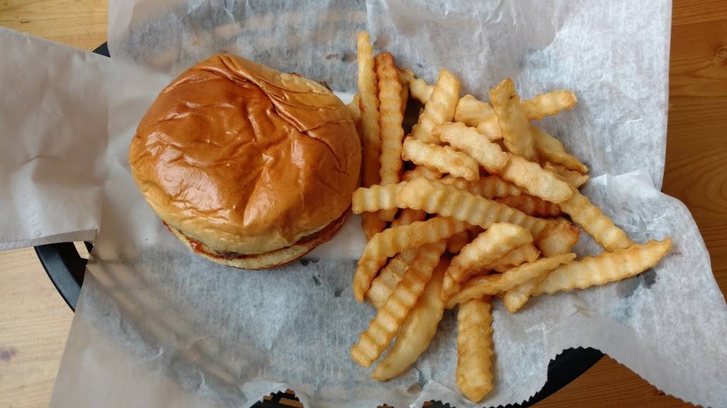 The Fly Inn | restaurant | 9596 626 10th St, Plainwell, MI 49080, USA | 2696851554 OR +1 269-685-1554