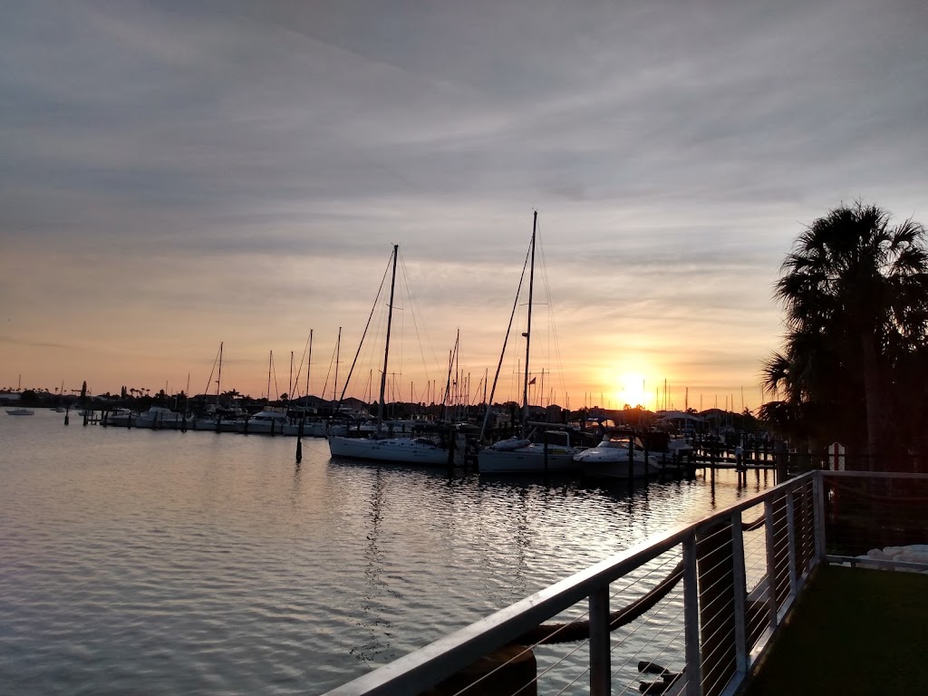 Finns Dockside Bar & Grill | restaurant | 1112 Apollo Beach Blvd, Apollo Beach, FL 33572, USA | 8139384787 OR +1 813-938-4787