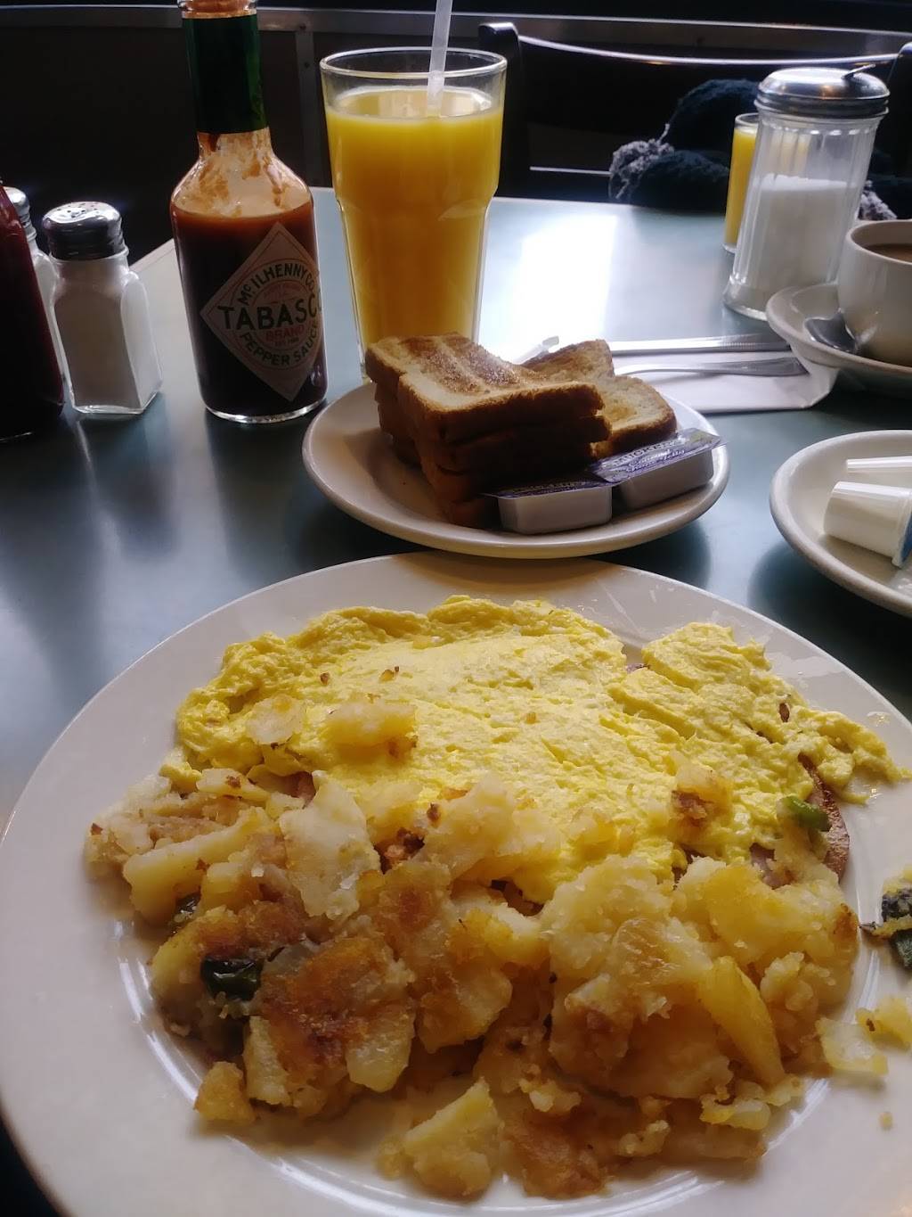 Georges | restaurant | 5701 5th Ave, Brooklyn, NY 11220, USA | 7184391403 OR +1 718-439-1403