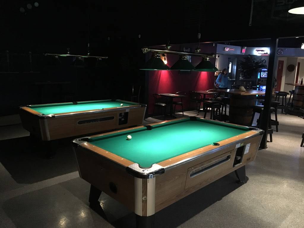 The Clubhouse Bar | restaurant | 13127 Tecumseh Rd E, Windsor, ON N8N 3T4, Canada | 5199568825 OR +1 519-956-8825