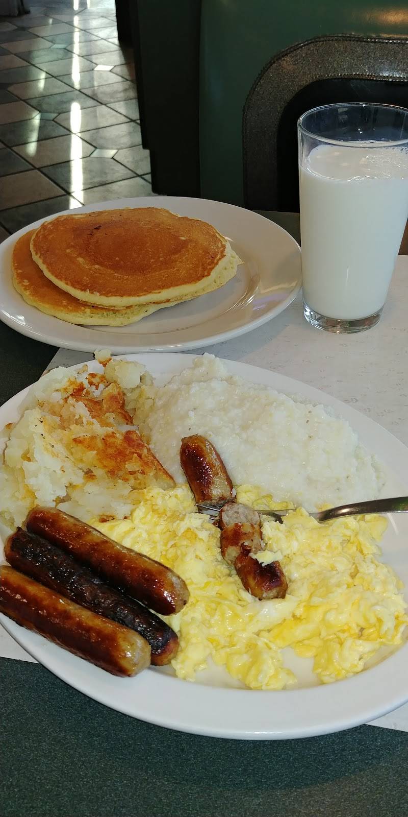 Michaels Diner At Shaker Square | restaurant | 13051 Shaker Blvd, Cleveland, OH 44120, USA | 2167520052 OR +1 216-752-0052