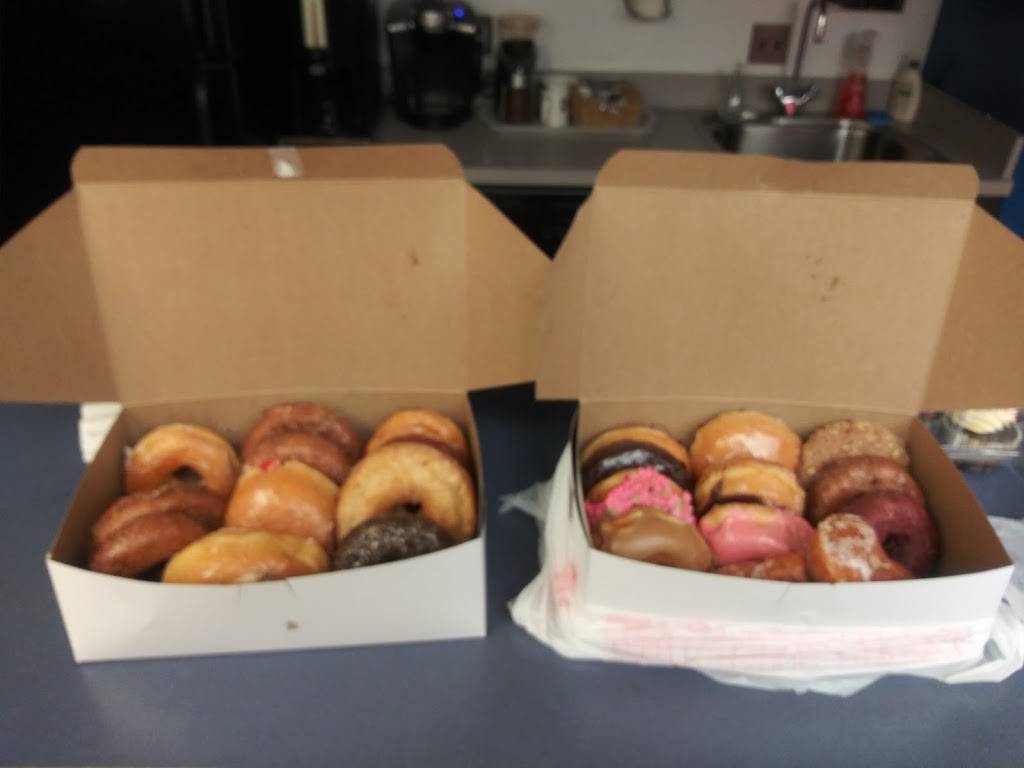 Elias Donuts | restaurant | 19231 Grand River Ave, Detroit, MI 48223, USA | 3135350070 OR +1 313-535-0070