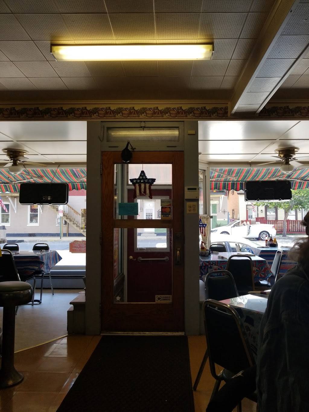 Dixie Eatery | restaurant | 4 N Main St, Smithsburg, MD 21783, USA | 3018245224 OR +1 301-824-5224